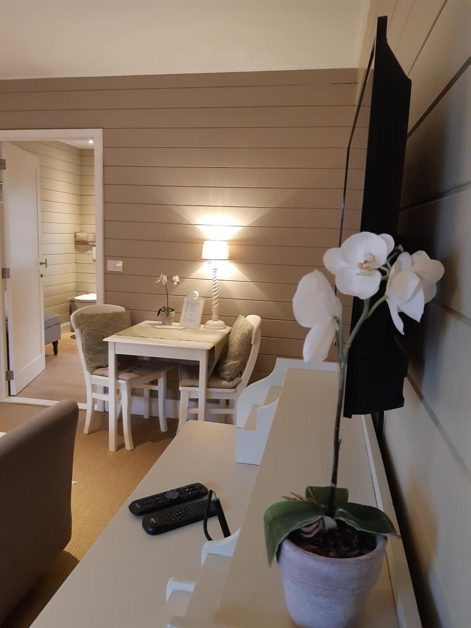Casa-Cosi, Tourist & Business Suites & Flats With Reserved Parking And Private Terraces In Shared Garden With Seasonal Pool Included, Private Sauna Available 洛克伦 外观 照片